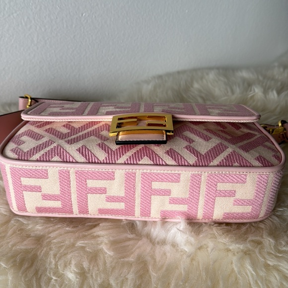 FENDI *NEW RARE* Baguette - Pink with cutout lettering crossbody strap & Dustbag - Picture 3 of 17